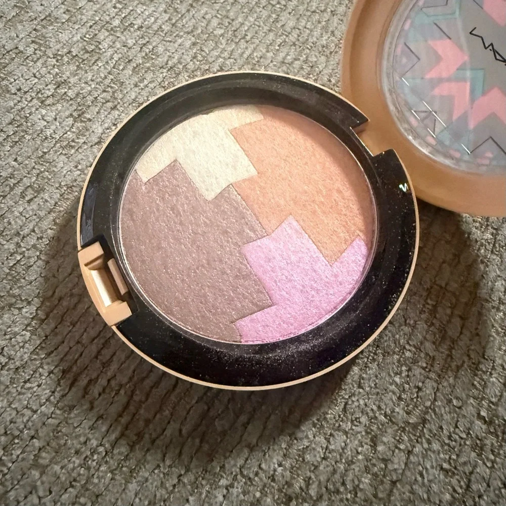 MAC Cosmetics Vibe Tribe Gleamtones Powder in Dunes at Dusk